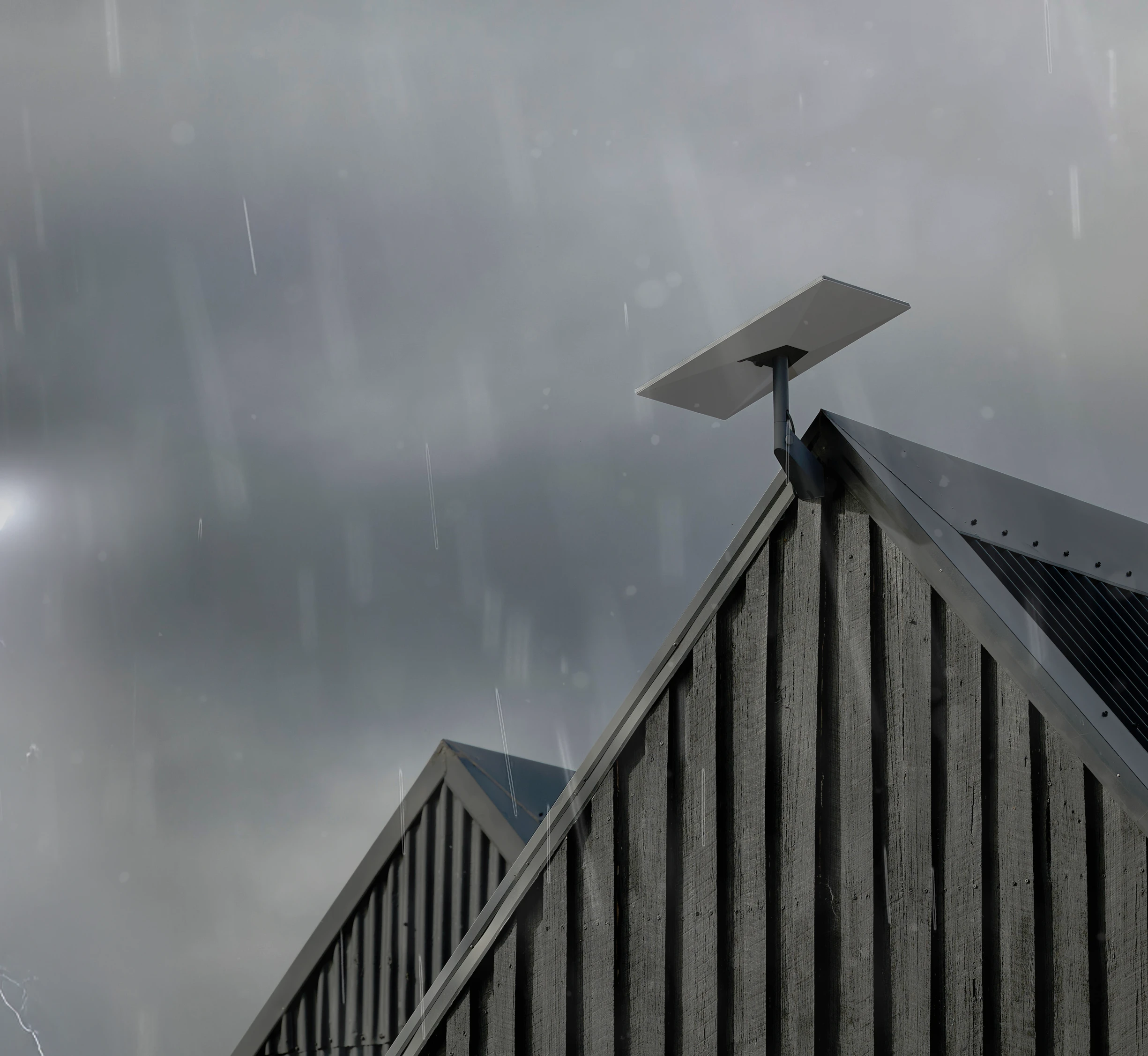 Antena Starlink instalada durante una tormenta
