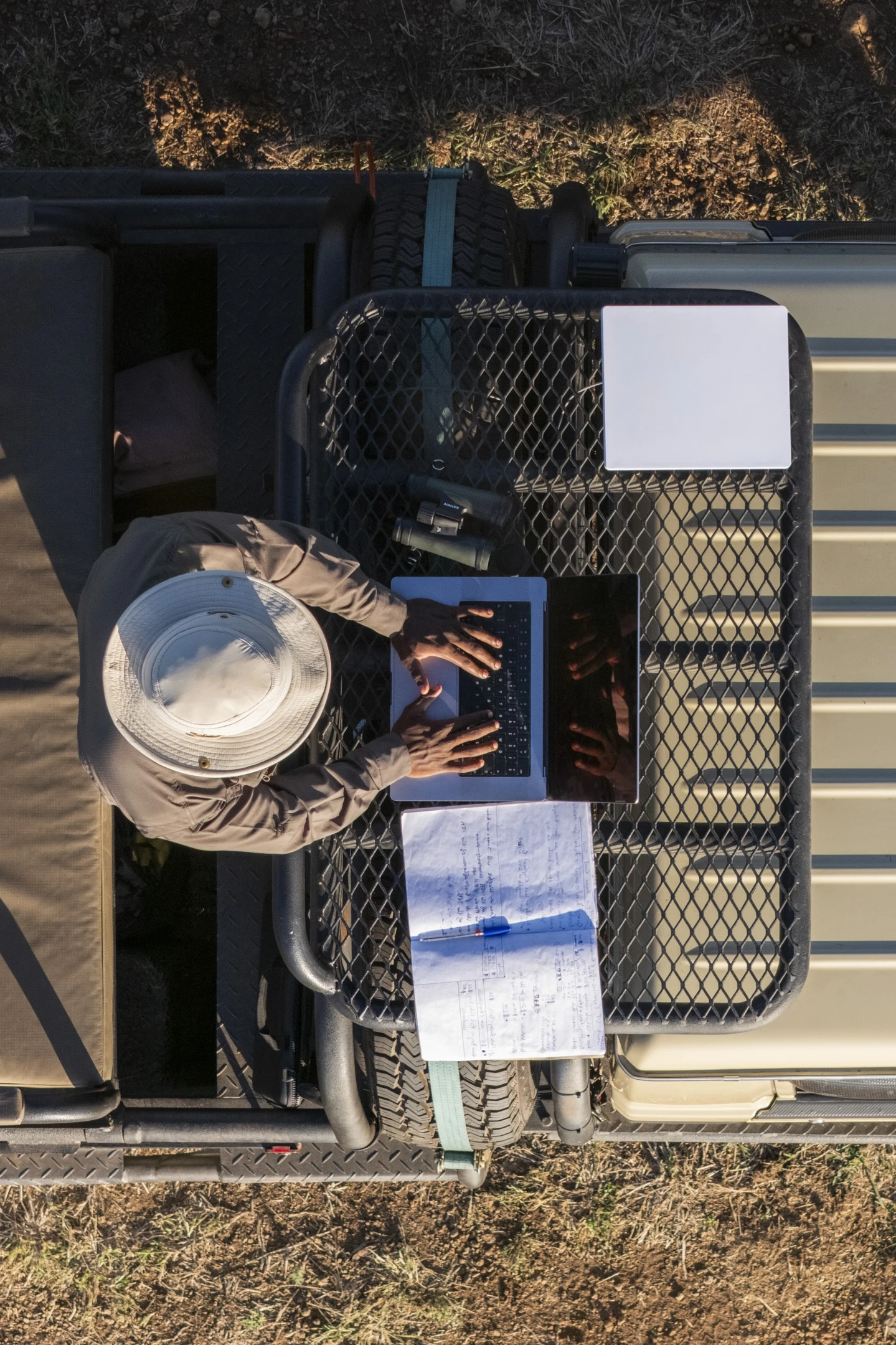 Persona trabajando al aire libre